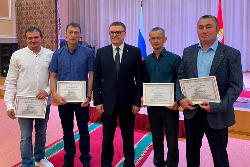 Губернатор Челябинской области также наградил грамотами работников Уральского завода спецтехники